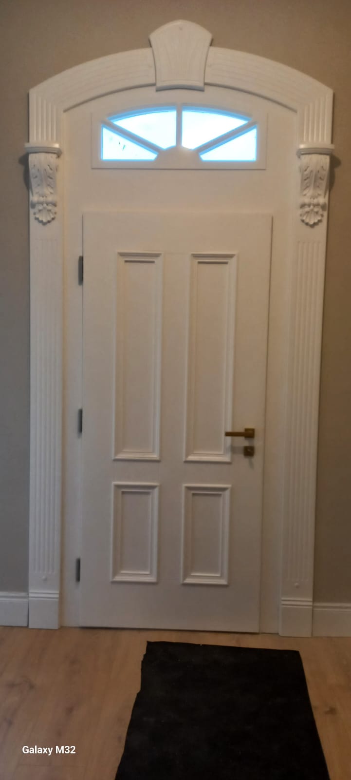 Ușă din lemn masiv